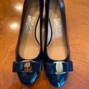 Ferragamo Vara Bow Pump Oxford Blue 7.5C